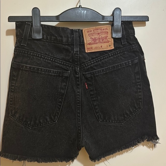 Vintage Levi’s Slim Fit Size 9M Black Denim Women's Shorts!! - Picture 4 of 10